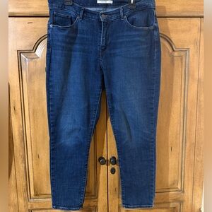 Levi Classic Capri  Blue Denim Jeans- 32
